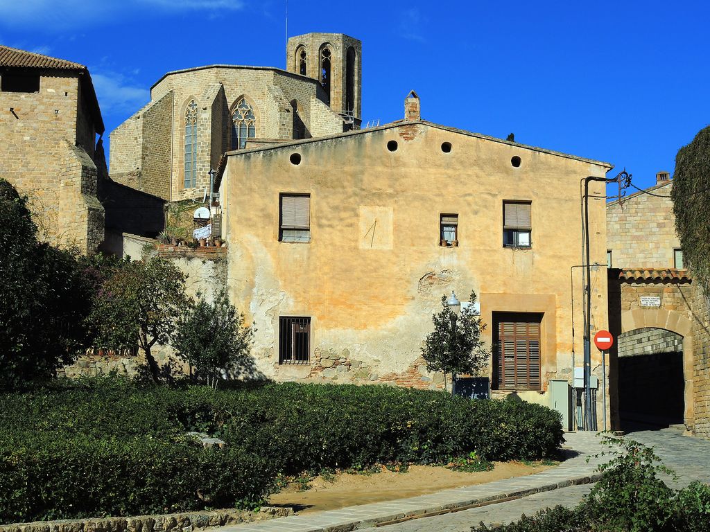 Monestir de Pedralbes. Masia als Jardins de la Creu de Pedralbes amb un rellotge de sol