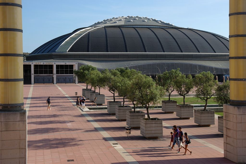 Palau Sant Jordi. Fanals i jardineres