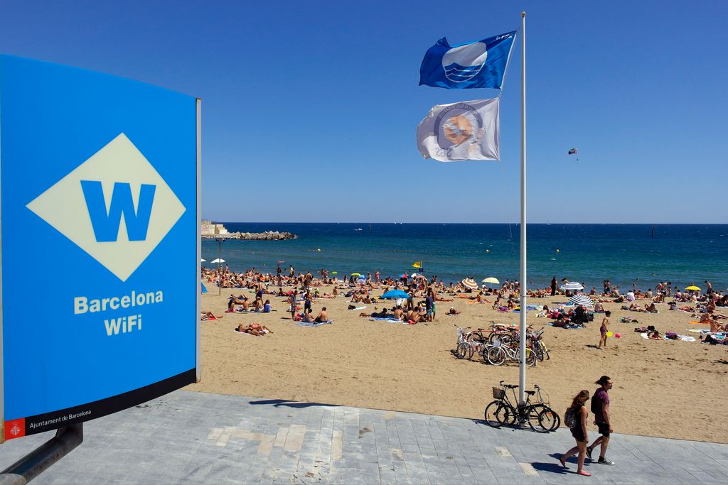 Platja del Somorrostro. Banderes i senyalització wifi