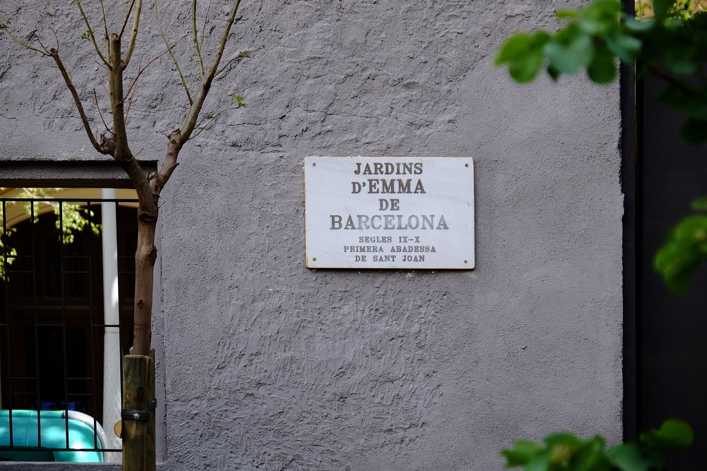 Jardins d'Emma de Barcelona. Placa amb el nom