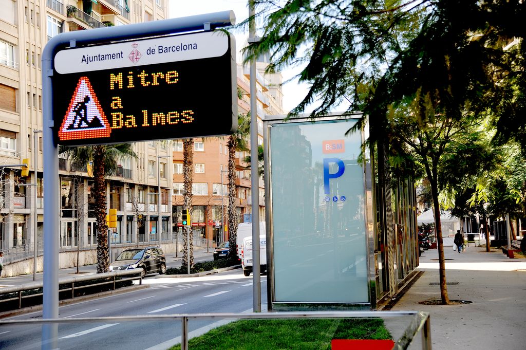 Aparcament a Mitre-Putxet. Indicador d'obra i entrada per a persones