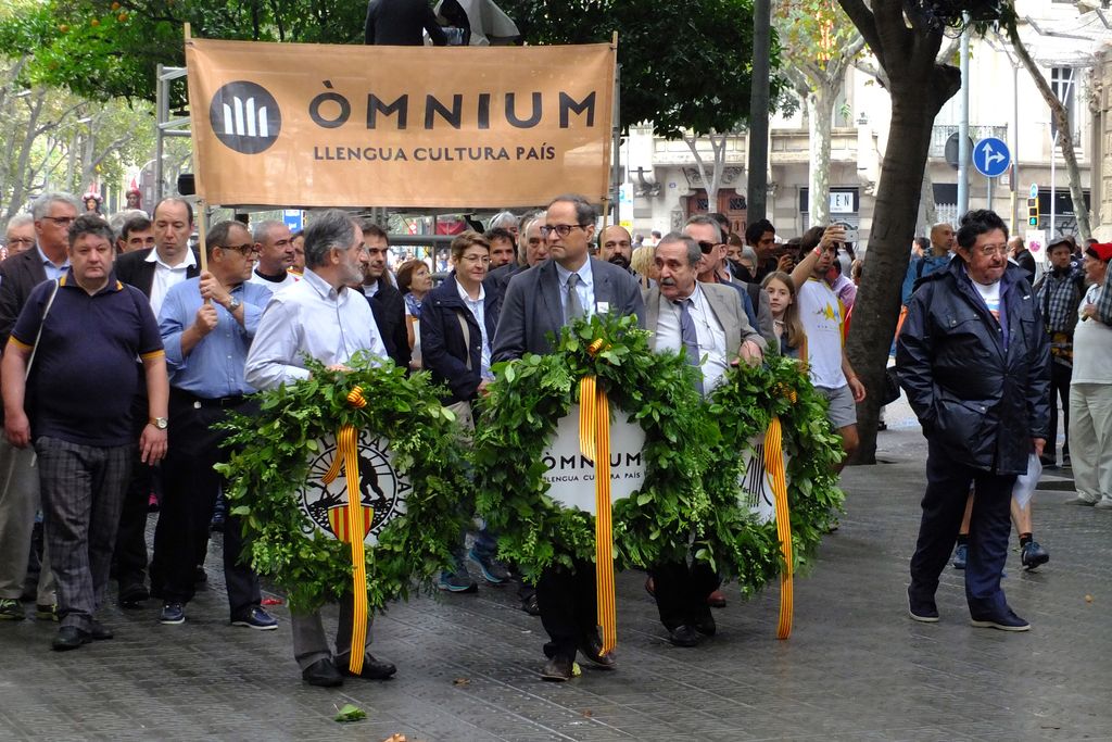 Ofrena floral de la Diada d'Òmnium Cultural amb tres corones