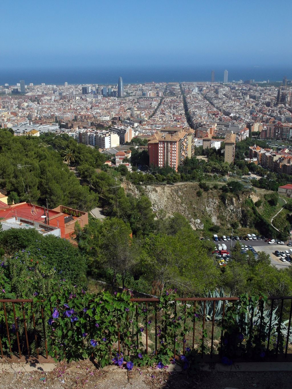 Vista parcial de Barcelona des dels búnquers del Carmel amb el parc del Guinardó en primer terme