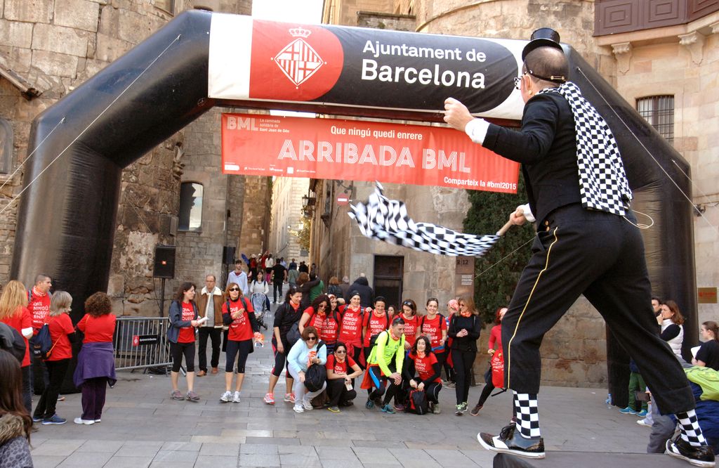 Caminada solidària de Sant Joan de Déu. Fotografies davant la fita d'arribada