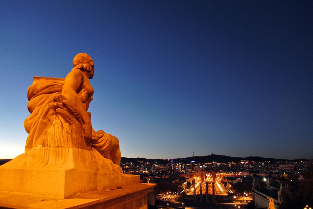 Vista de Barcelona des del MNAC a la muntanya de Collserola al capvespre