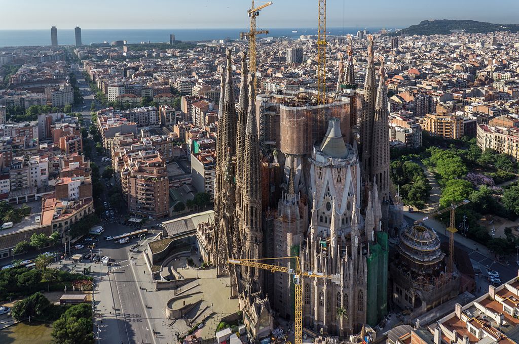 Sagrada Família amb vistes del litoral de Barcelona
