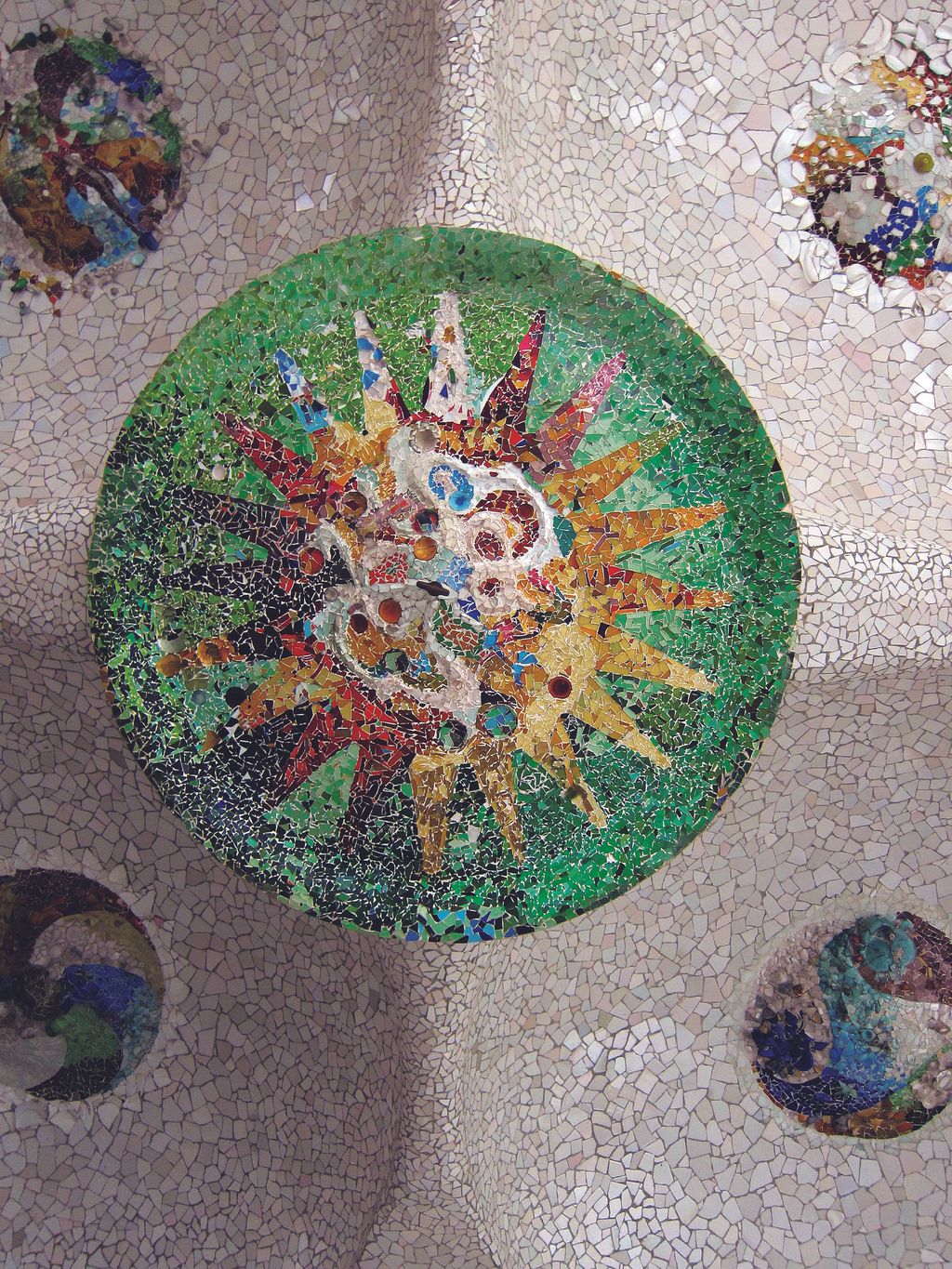 Park Güell. Mosaic del sostre de la Sala de les Cent Columnes (Sala Hipòstila)