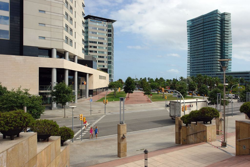 Sortida al passeig del Taulat del centre comercial Diagonal Mar