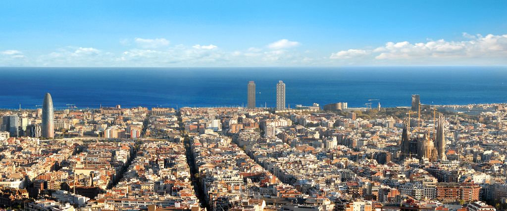 Vista panoràmica de Barcelona des de la muntanya al litoral des del Port al Bogatell