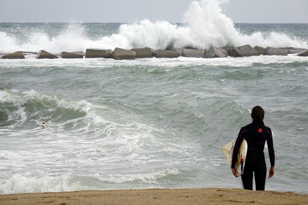 Platja de Sant Sebastià. Surfista