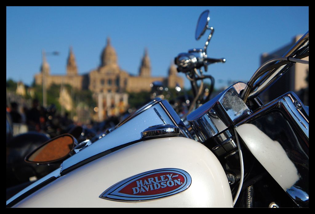 Barcelona Harley Days a l'avinguda de la Reina Maria Cristina. Detall de la marca Harley Davidson en una moto