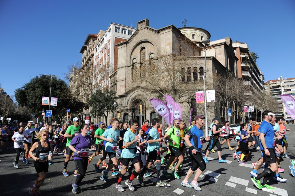 Marató de Barcelona 2015. Esportistes passant per davant de l'església de la Mare de Déu del Carme