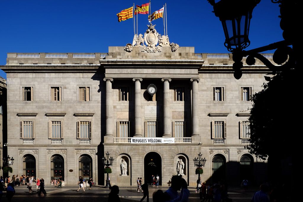 Façana de l'Ajuntament de Barcelona amb la pancarta "Refugees welcome"