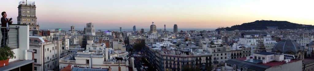 Vista panoràmica de Barcelona des de l'Eixample al litoral 