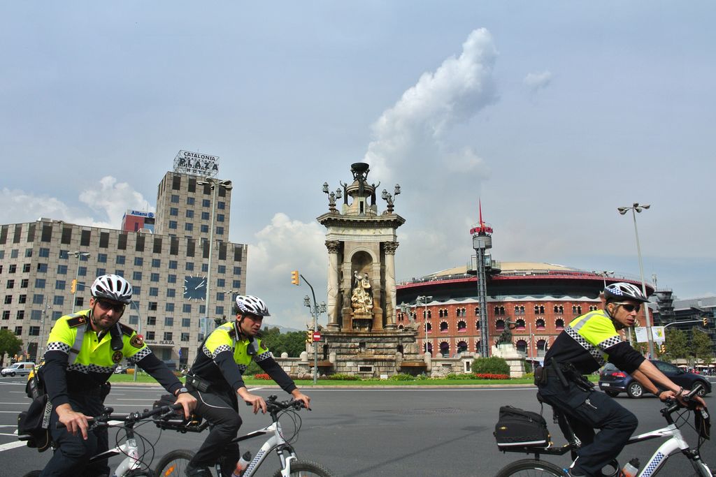 Guàrdia Urbana amb bicicleta circulant per la plaça d'Espanya