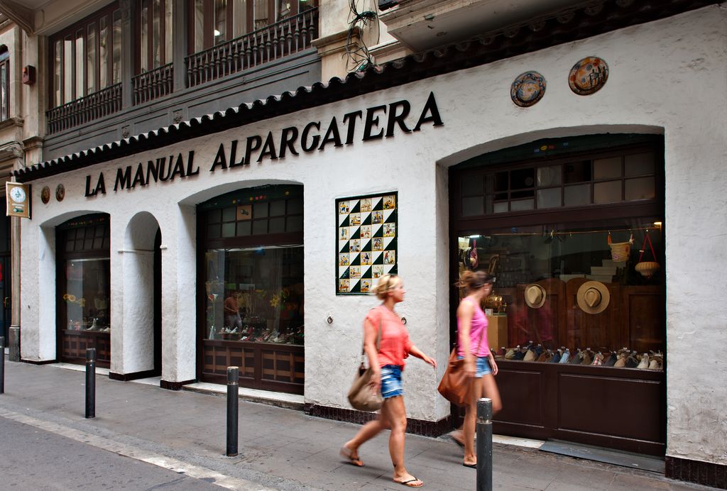 La Manual Alpargatera. Exterior de la botiga