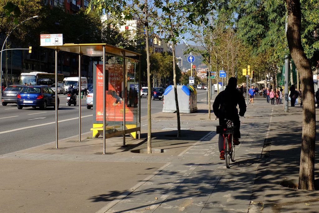 Avinguda Meridiana, tram entre el carrer de Felip II i la plaça de la Tolerància. Carril bici i parada de bus