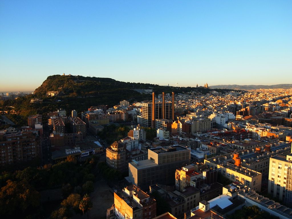 Vista parcial de Barcelona des del Raval fins a la muntanya de Montjuïc