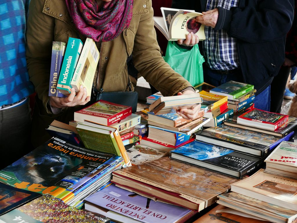 Mercat dominical de Sant Antoni. Visitants triant llibres