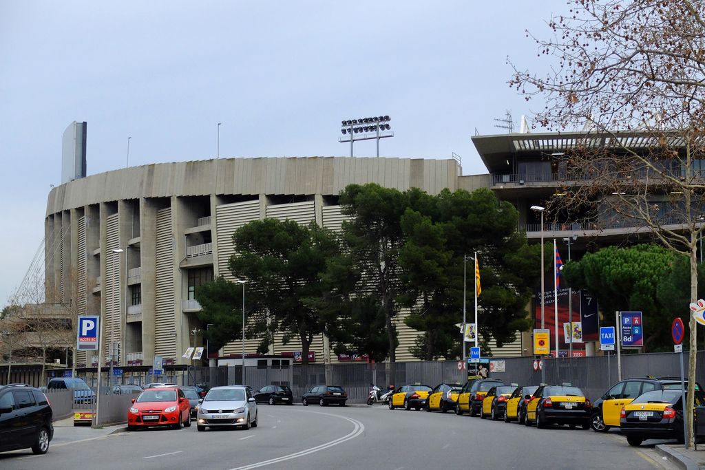 Camp Nou. Exterior del recinte amb aparcament de taxis