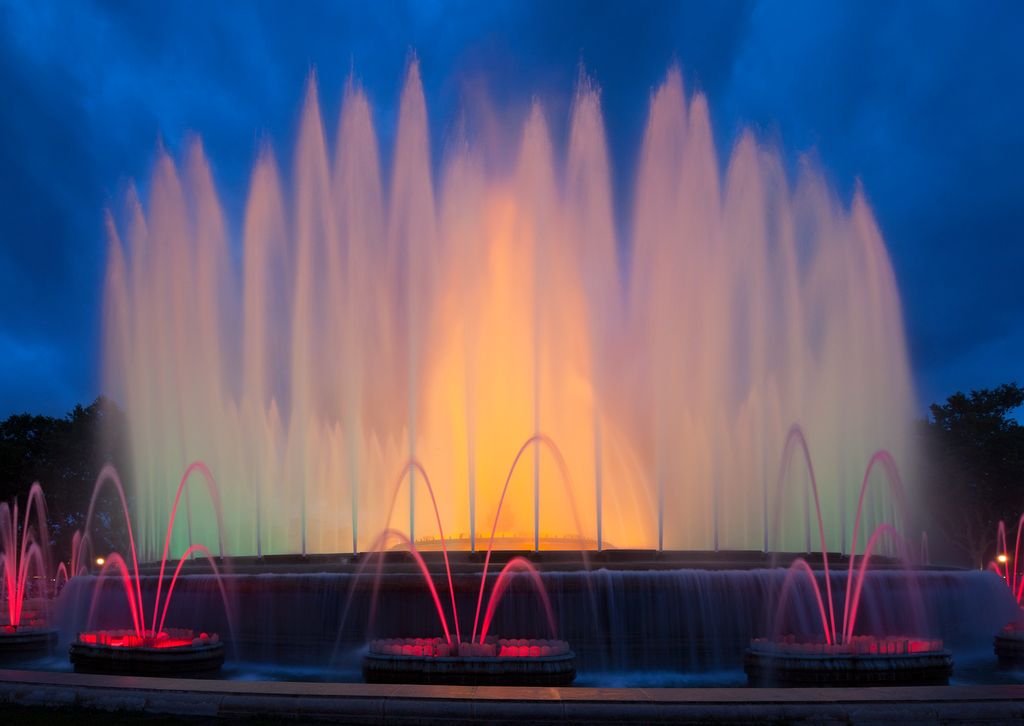 Font màgica de Montjuïc il·luminada