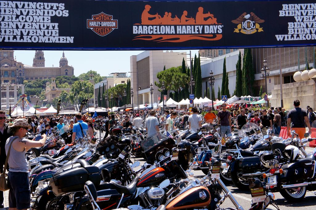 Barcelona Harley Days a l'avinguda de la Reina Maria Cristina. Motos