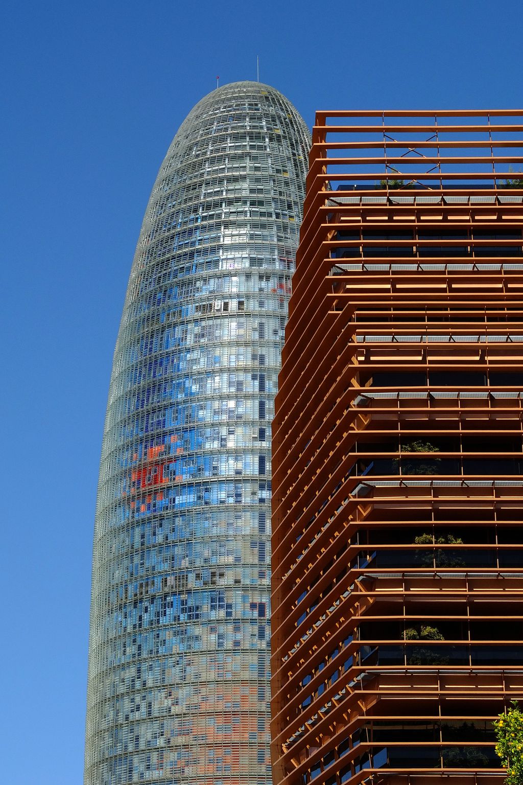 Torre Glòries i edifici de la Direcció de Telecomunicacions i del Sector Audiovisual de la CNMC