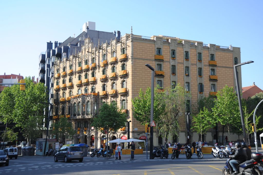 Casa Ramos amb la façana decorada per Sant Jordi