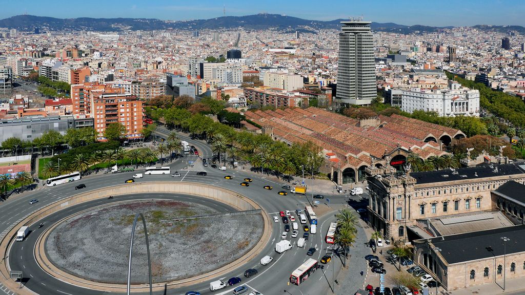 Plaça de les Drassanes i vista parcial de Barcelona