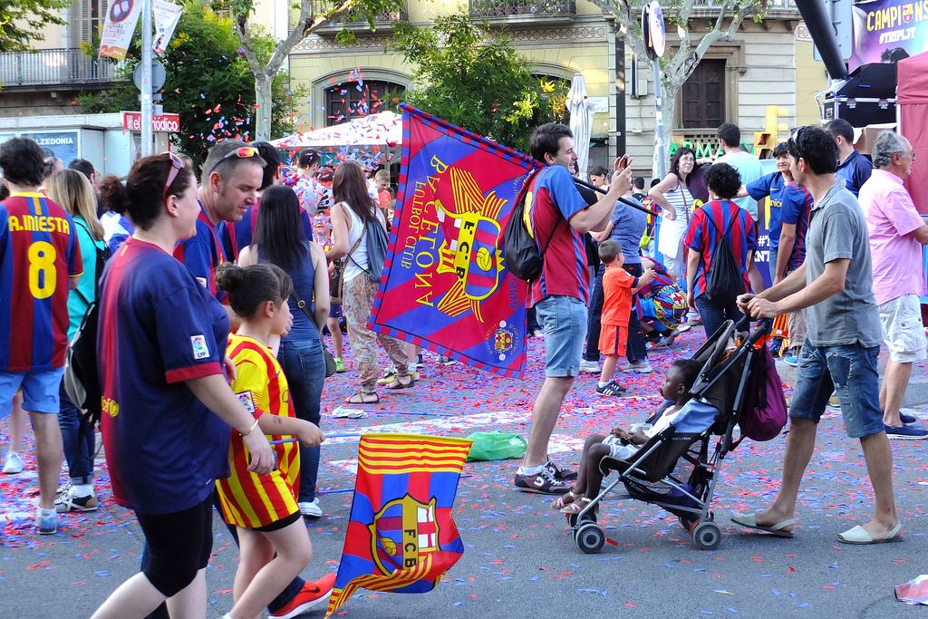 Rua del Futbol Club Barcelona. Seguidors amb banderes