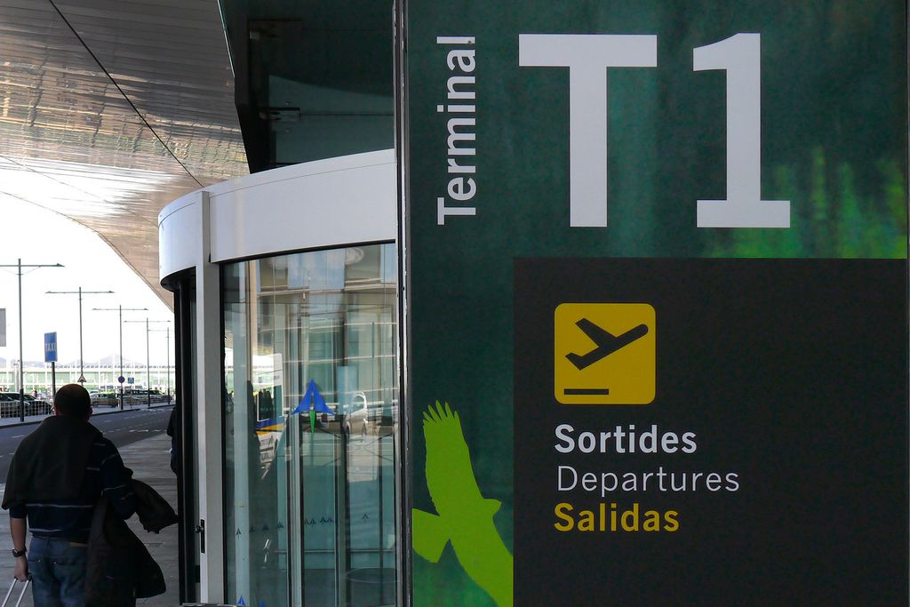 Aeroport. Rètol de les sortides de la T1