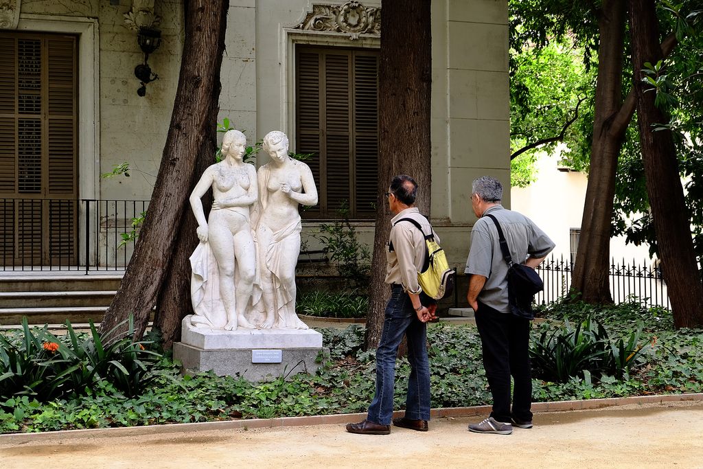 Jardins de la Fundació Julio Muñoz Ramonet (Can Fabra). Visitants observant el conjunt escultòric Confidències a la platja, de Josep Dunyach