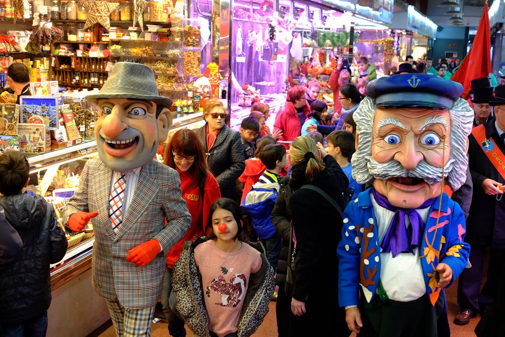 L'Home dels Nassos visitant el Mercat del Clot