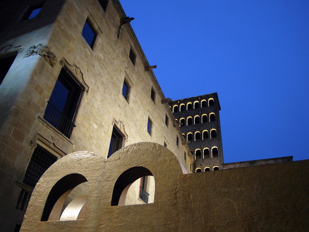 Plaça del Rei amb l'escultura Topos V de Chillida, la Torre del Rei Martí i el Palau del Lloctinent