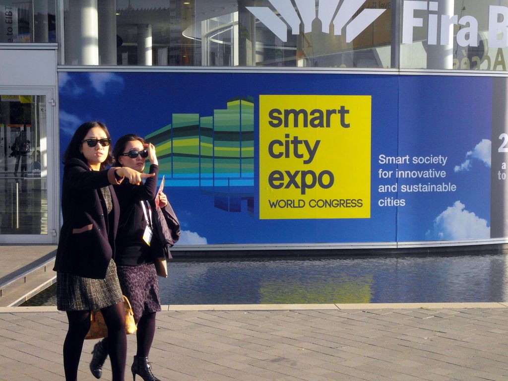 Smart City Expo World Congress 2011. Rètol a la façana amb el lema "Smart society for innovative and sustainable cities"