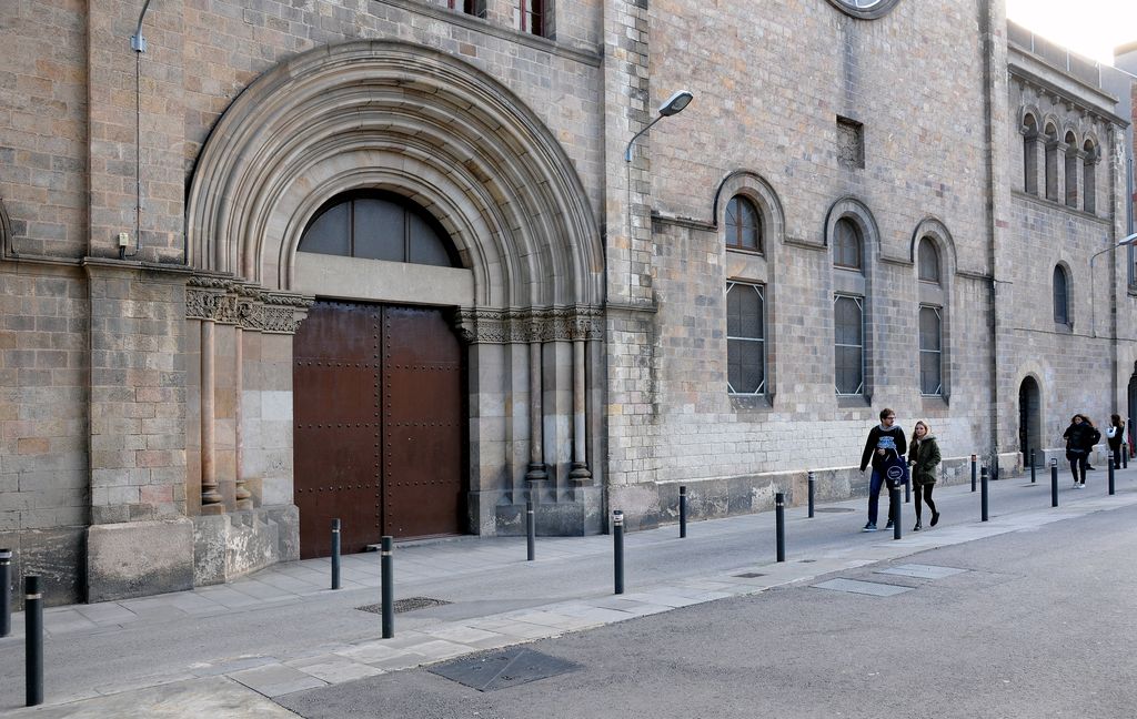 Casa de la Caritat. Portalada de l'església de Santa Maria de Montalegre