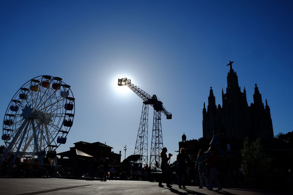 Parc d'Atraccions del Tibidabo amb la Talaia, el Giradabo i el temple expiatori del Sagrat Cor a contrallum