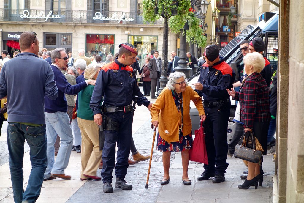 Mossos d'Esquadra ajudant una dona