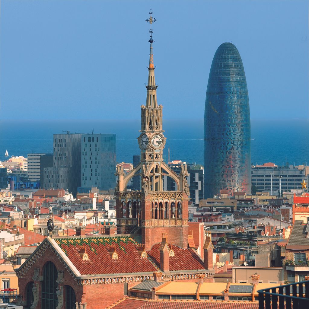 Vista parcial de Barcelona amb l'Hospital de Sant Pau i la Torre Glòries