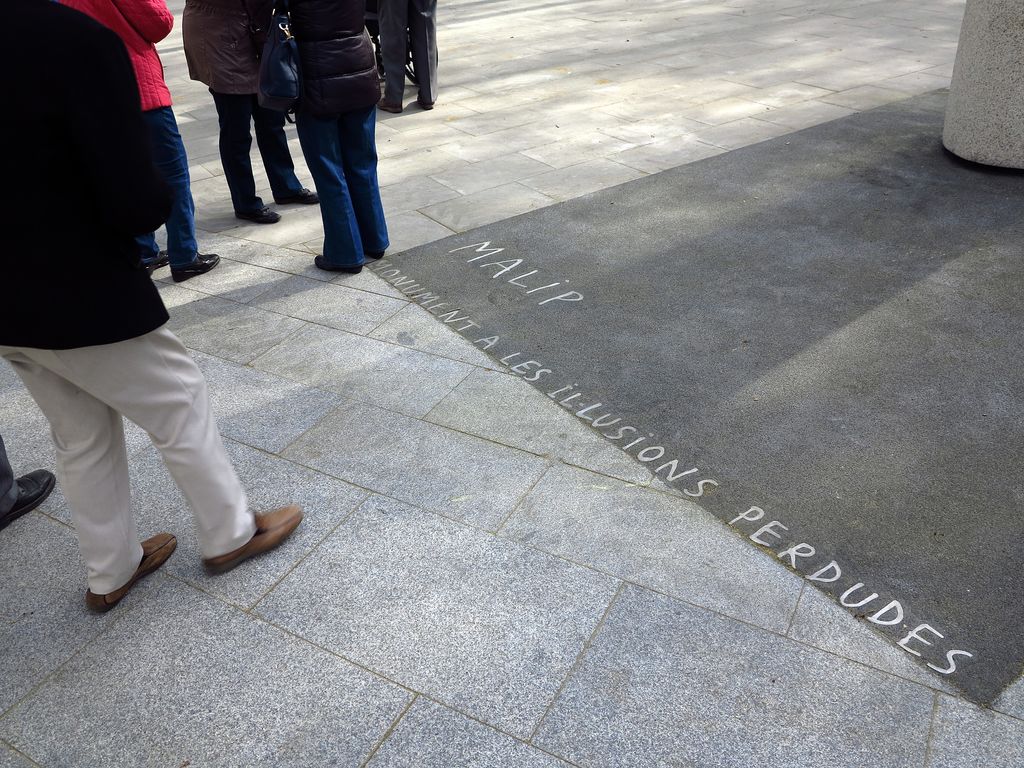 Escultura Malip (escultura) de Toni Batllori. Rètol amb el títol de l'obra