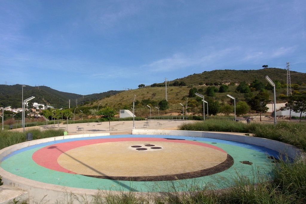 Parc de Xavier Montsalvatge. Pista i embut de recollida d'aigua