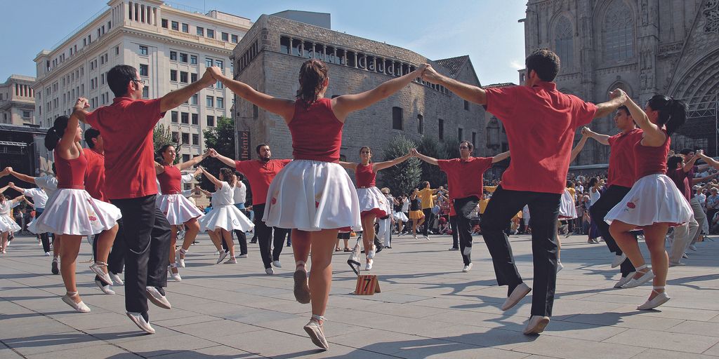 Sardanes. Rotllana de ballarins davant la Catedral