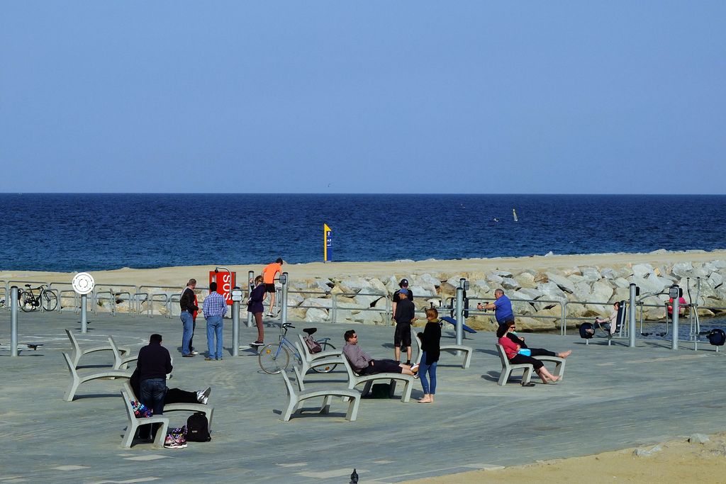 Platja de la Nova Icària. Espigó i bancs