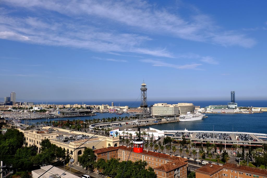 Vistes del telefèric i del port de Barcelona des del Mirador del Poble-sec. Vistes del port