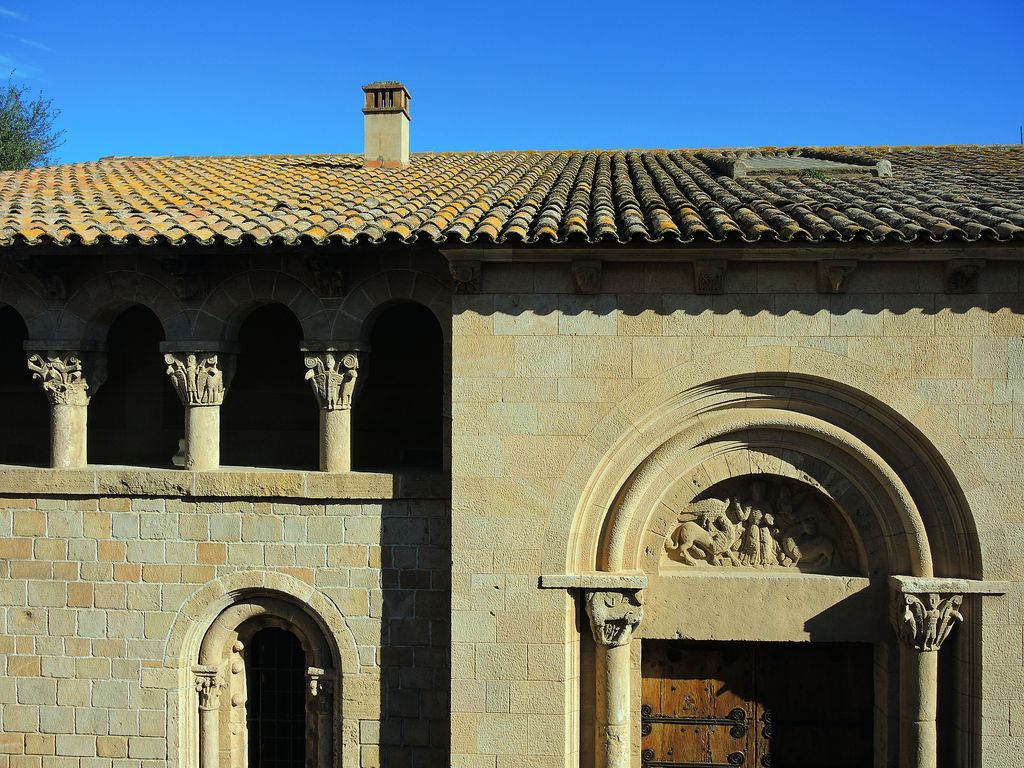 Monestir de Pedralbes. Façana amb porta i finestra amb arcs de mig punt