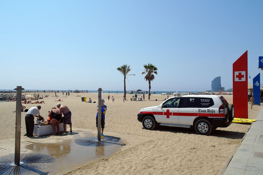 Dutxes i serveis de salvament de la Creu Roja a la platja