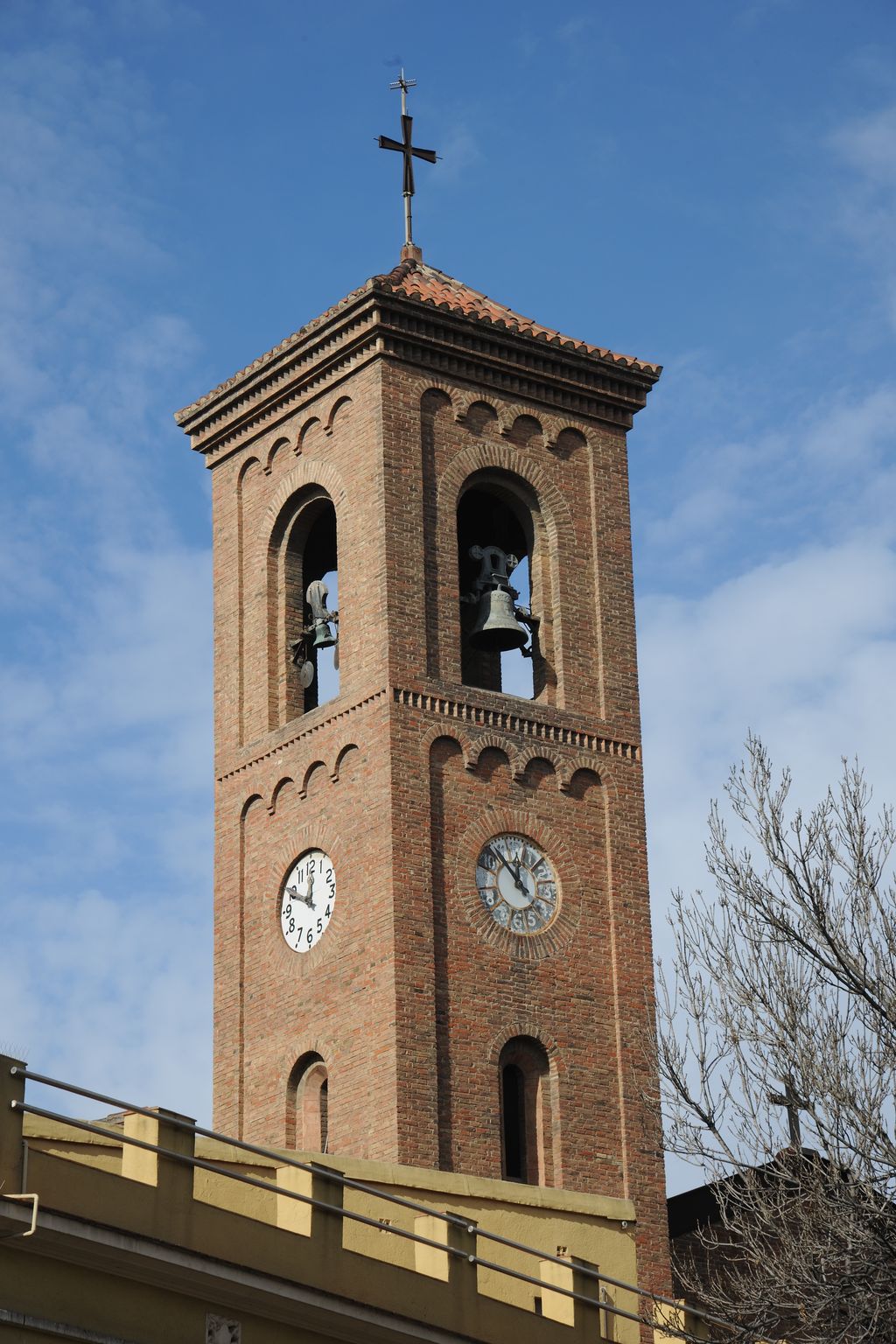 Exterior de l'església del Bon Pastor. Torre del campanar