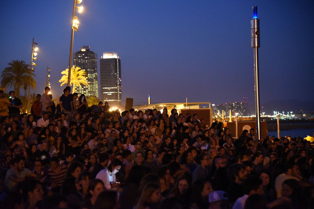 Cinema a la platja de Sant Sebastià a l'estiu