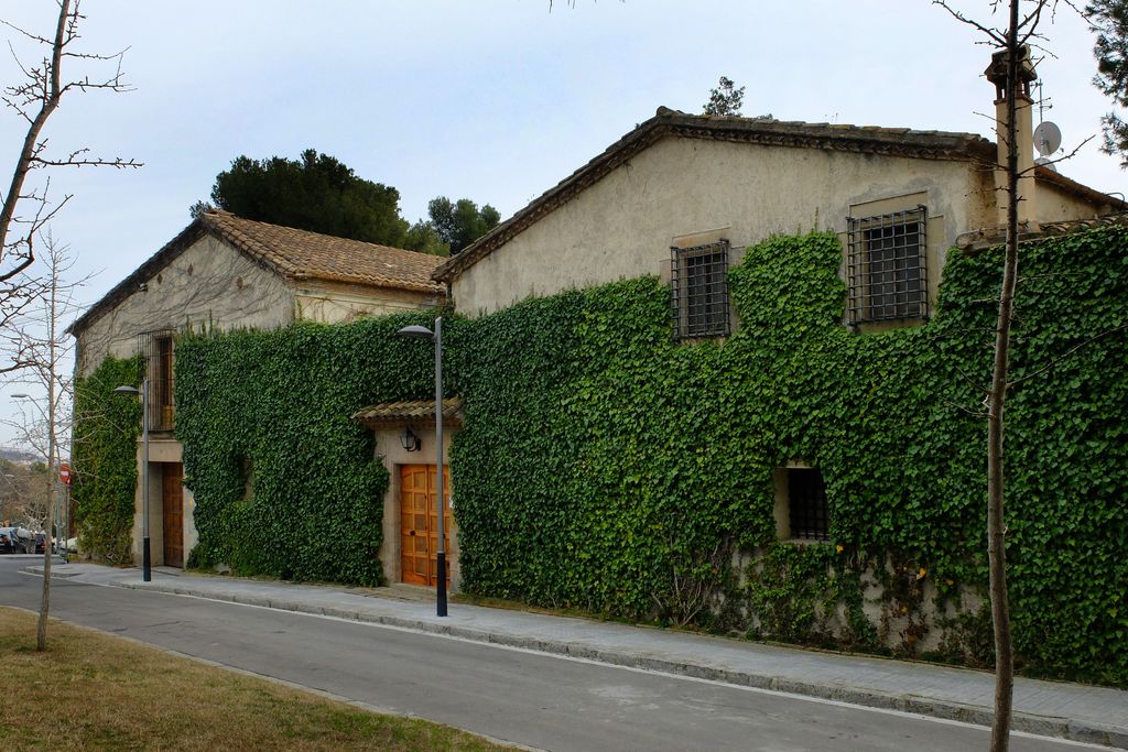 Torre de Santa Caterina. Edificis amb teulades a dues aigües