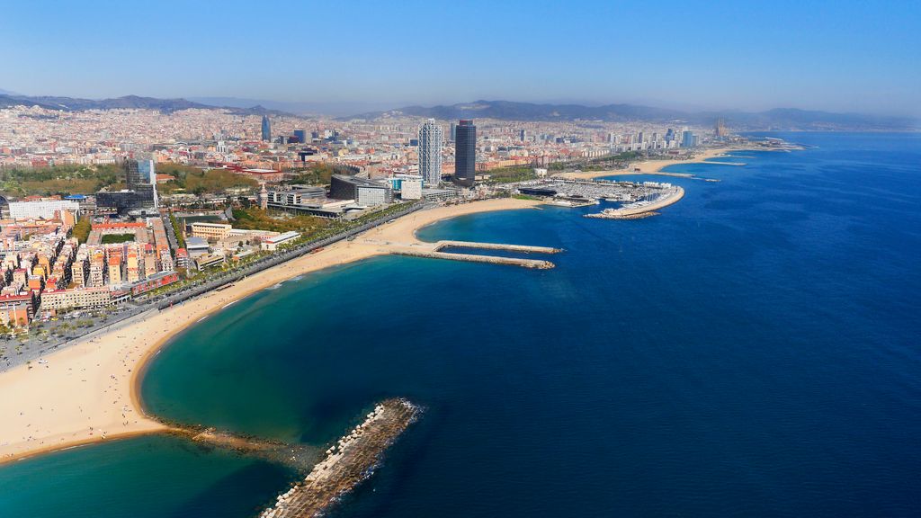 Vista panoràmica de les platges de la Barceloneta, Espigó del Gas i platja del Somorrostro